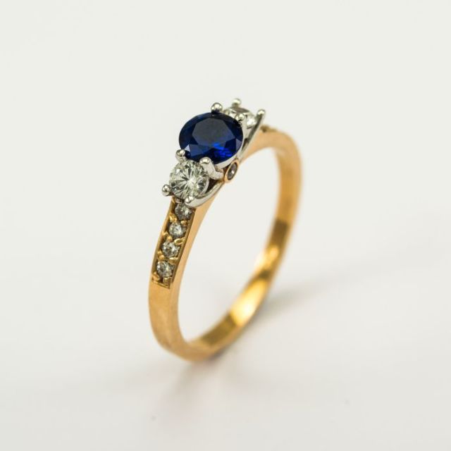 Auksinis žiedas su cirkoniais